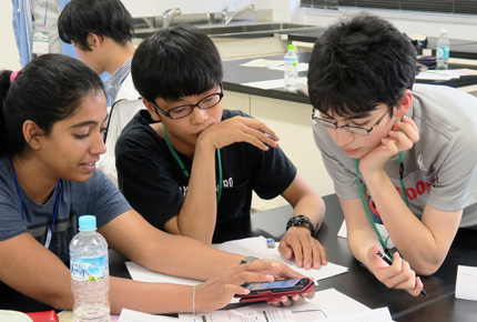 留学生と研究中の様子